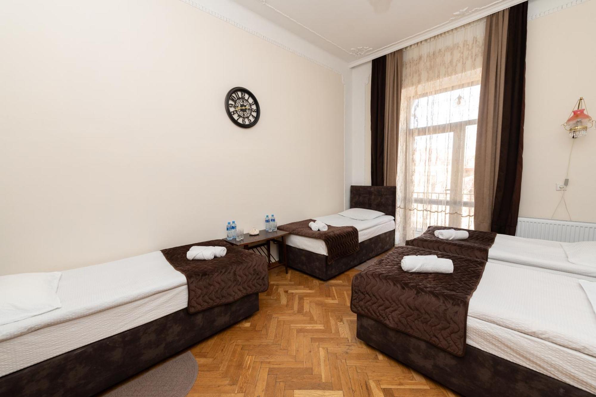 Anna's Guest House Gori Extérieur photo